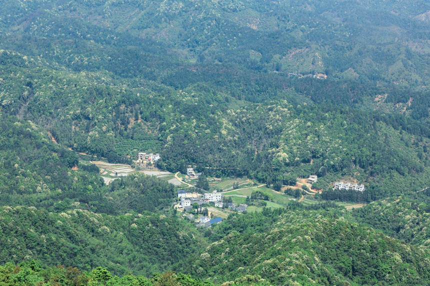 村落被群山環抱。劉榮東攝