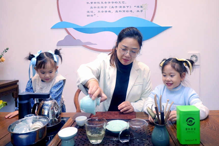 孩童在宜豐縣城一家品茶小屋觀賞泡茶流程。何賤來攝