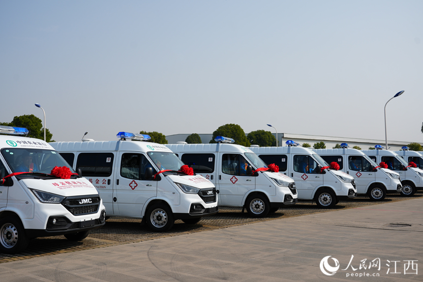 28輛“母親健康快車”等待發車。人民網 鄒玢琦攝