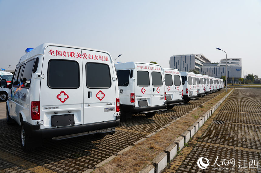 28輛“母親健康快車”等待發車。人民網 鄒玢琦攝