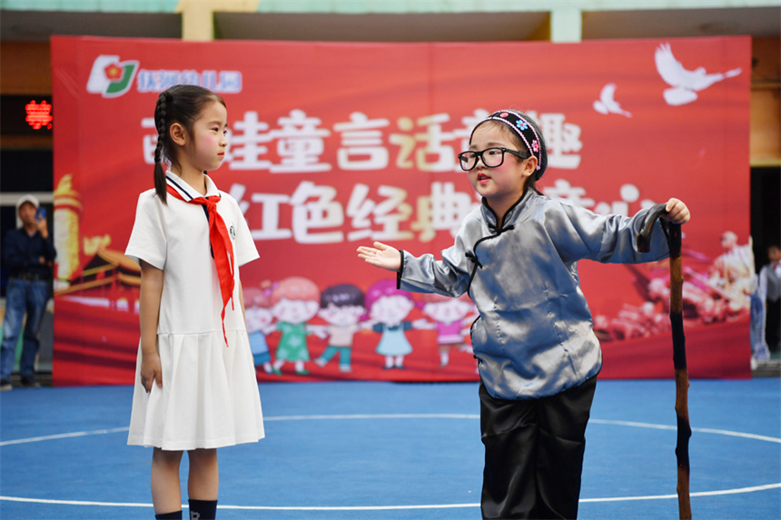 幼兒們用配樂詩歌朗誦、舞台情景劇等形式迎接世界讀書日的到來。 時雨攝