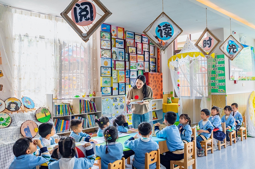 幼儿园举办“书香为伴 悦享童年”亲子阅读活动。朱国朝摄