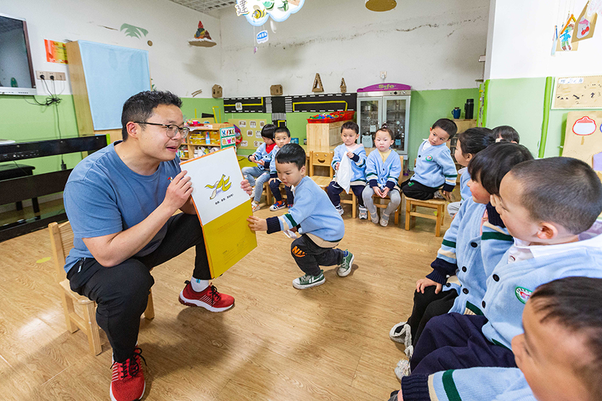幼儿园举办“书香为伴 悦享童年”亲子阅读活动。朱国朝摄