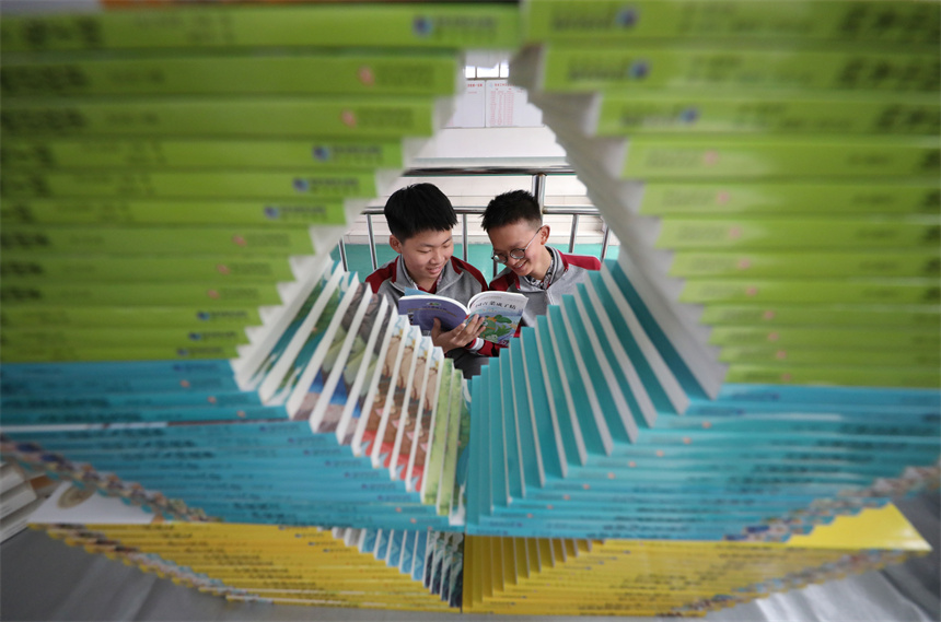 撫州東鄉區第三中學，學生們正在圖書館讀書。 饒方其攝