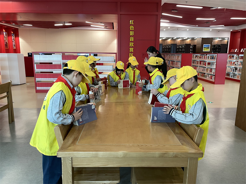 在江西省圖書館內，豫章小學的學生正在學習圖書分類知識。 魏彥攝