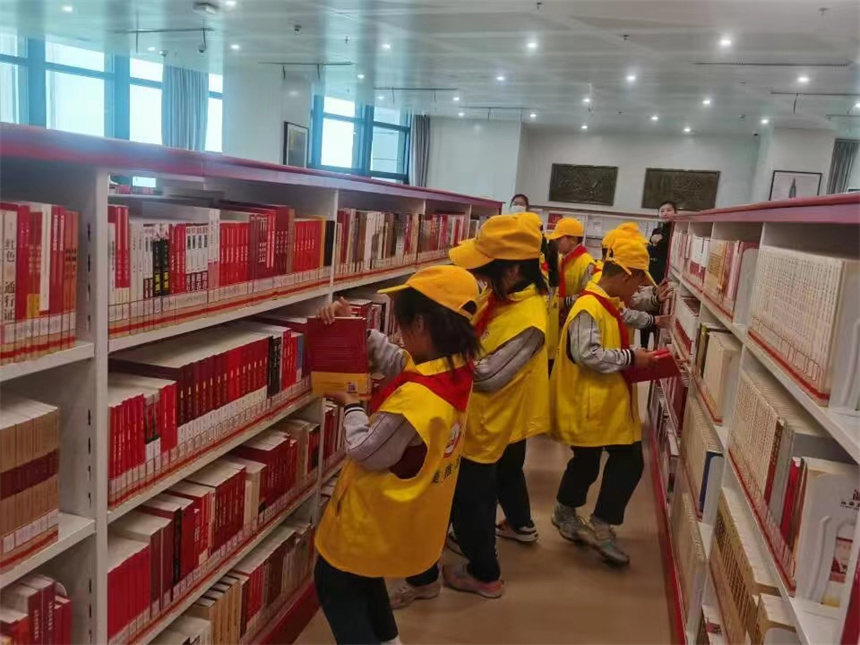 在江西省圖書館內，豫章小學的學生正在整理書架。 魏彥攝