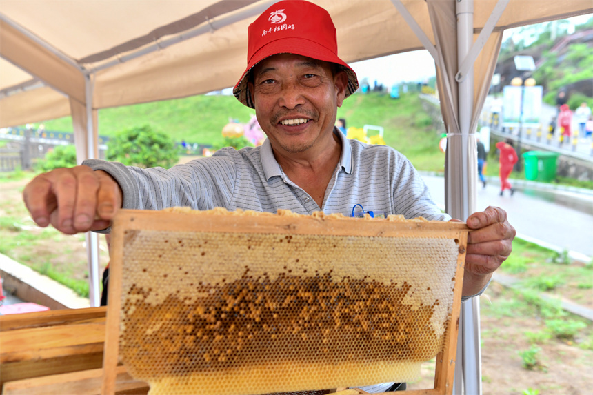 蜂农正在展示蜂蜜产品。 黄洋摄