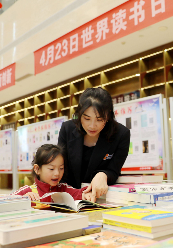 4月22日，市民在江西省宜春市上高縣圖書館裡挑選、閱讀書籍。陳旗海攝