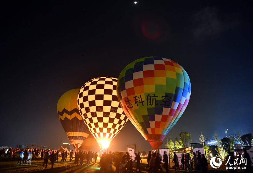 热气球与明月相互辉映。人民网记者 时雨摄