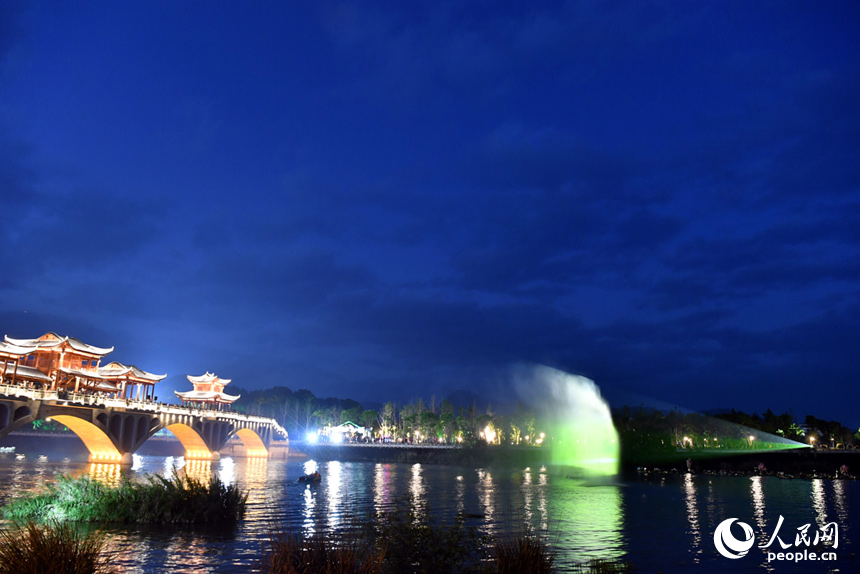 水上灯光秀吸引游客们的目光。人民网记者 时雨摄