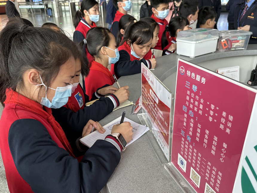 參加活動的孩子們踴躍發言、認真記錄。 彭麗莎攝