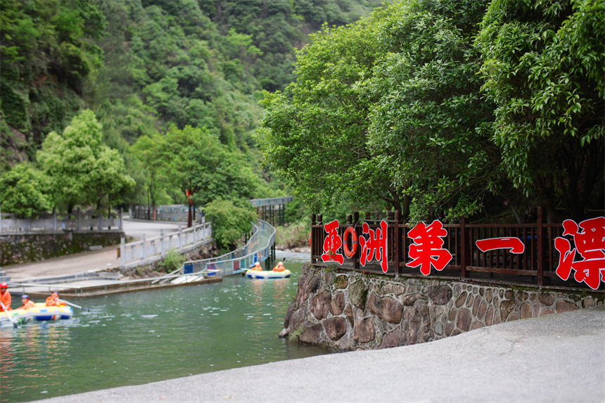 游客們即將結束漂流之旅。童志榮攝