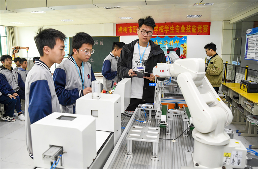 學生在實訓室進行工業機器人操作技能競賽。周亮攝