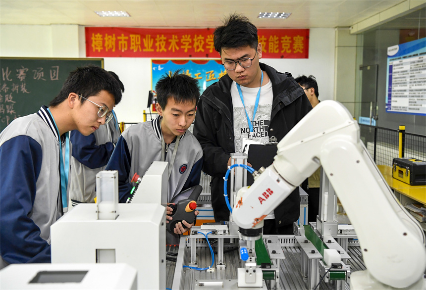 學生在實訓室進行工業機器人操作技能競賽。周亮攝