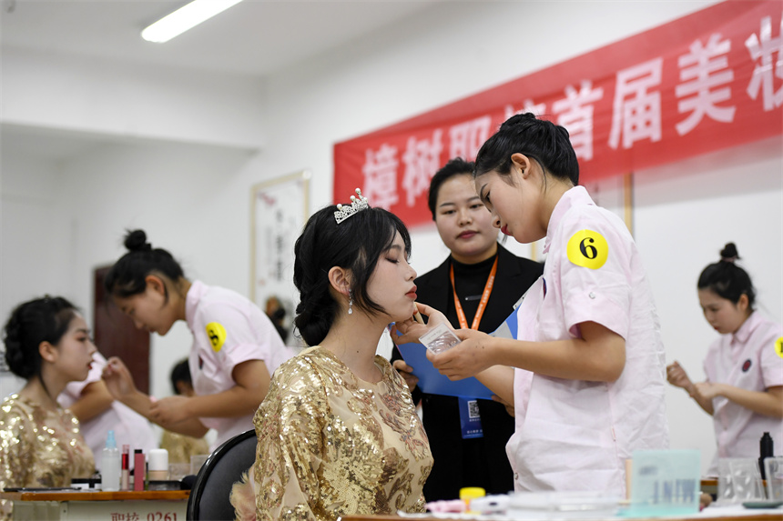 學生在實訓室進行美妝技能競賽。周亮攝