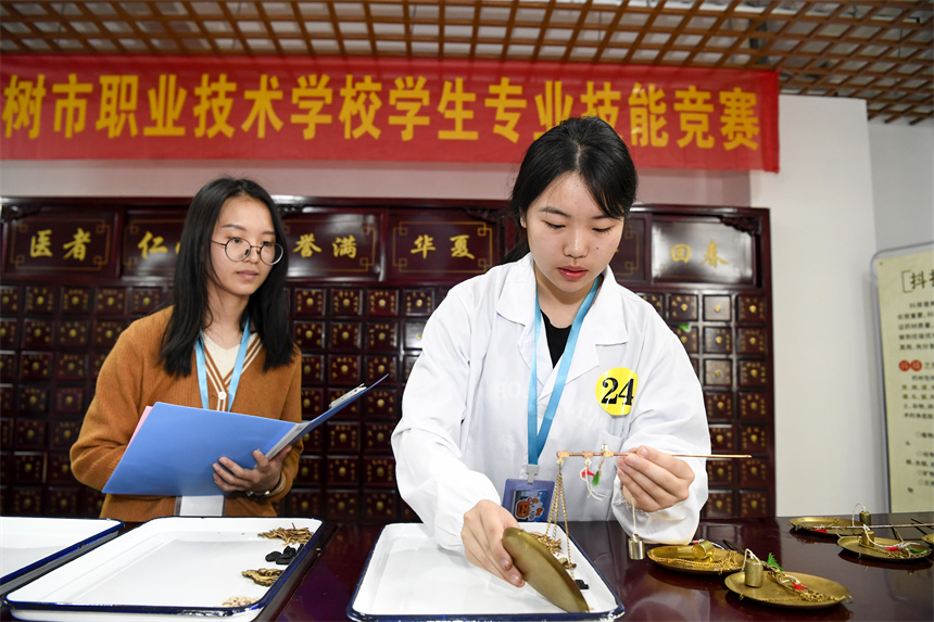 學生在實訓室進行中藥調劑和中藥鑒定項目的技能競賽。周亮攝