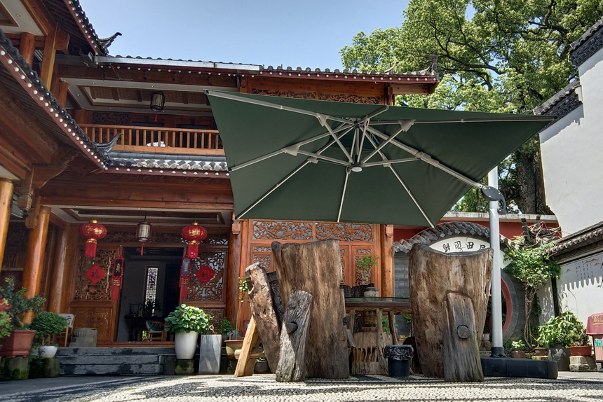 老屋变民宿，助力乡村游。何贱来摄