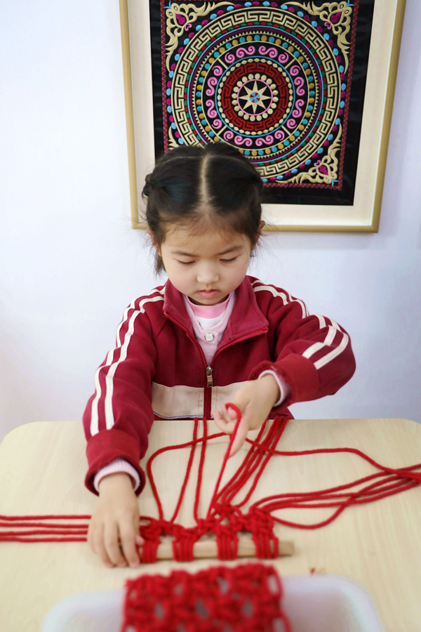 孩子們正在學習手工編織。陳旗海攝