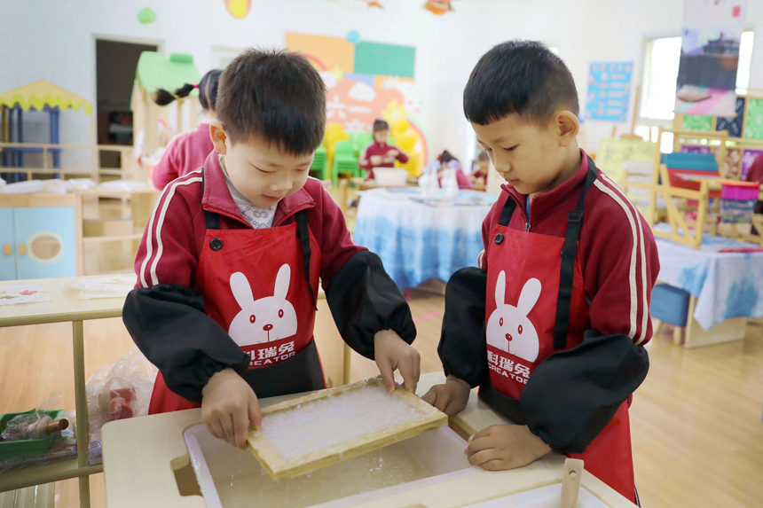 孩子們正在體驗傳統手工造紙技術。陳旗海攝
