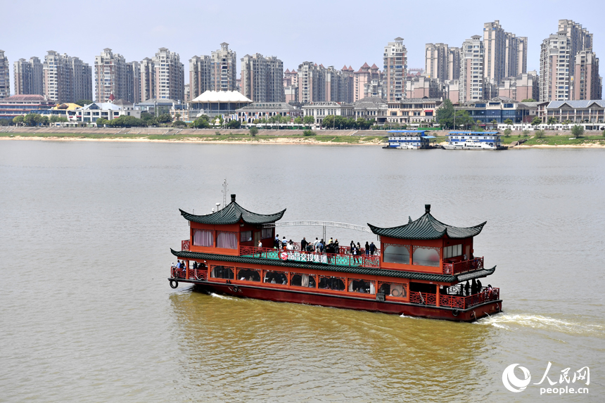 游輪航行在贛江上，游客們在甲板上欣賞南昌城市美景。 人民網記者 時雨攝