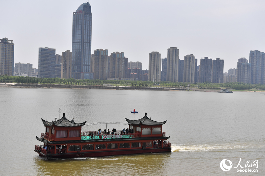 游轮航行在赣江上，游客们在甲板上欣赏南昌城市美景。 人民网记者 时雨摄