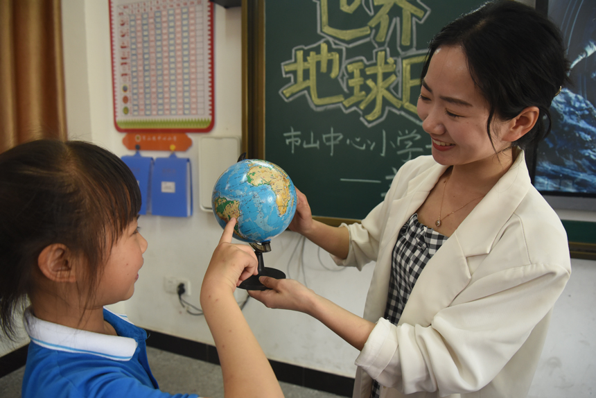 老師向學生們講解地球知識。袁榮生攝