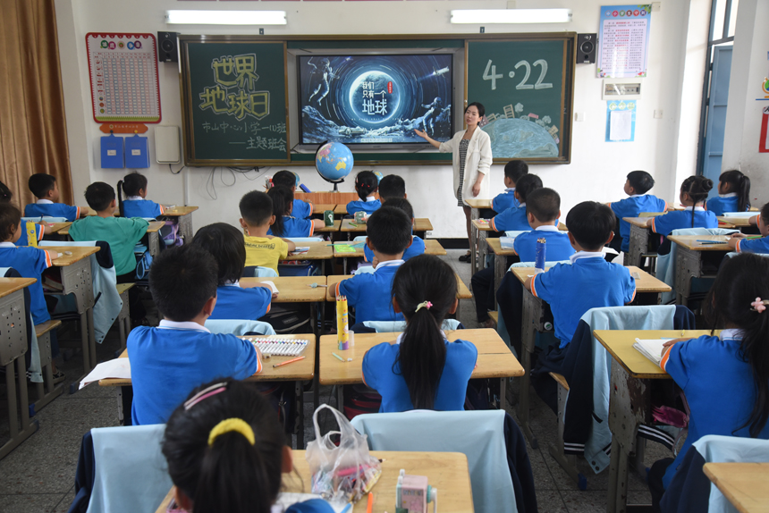 老師正在上“我們隻有一個地球”主題班會課。袁榮生攝