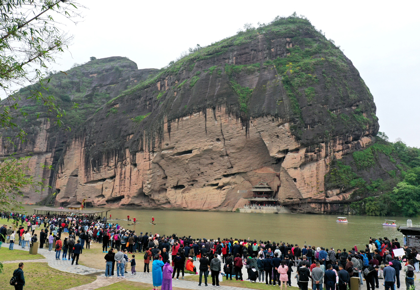 “五一”假期首日，游客們來到龍虎山游玩。劉志琨攝
