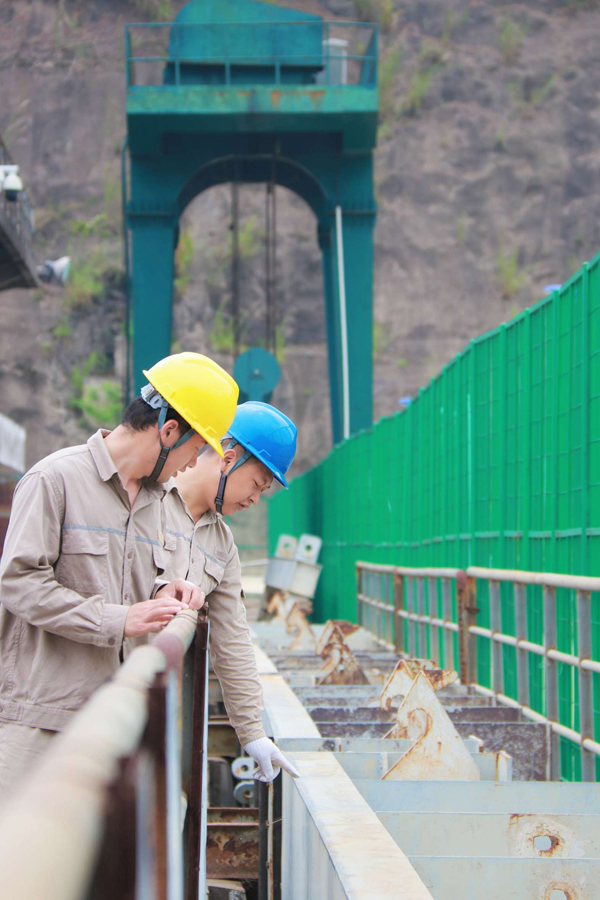 4月30日，水電站檢修人員對實時水位進行監測，查看機械設備運行狀況並修整。李禹洪攝
