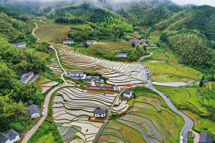 江西省贛州市崇義縣上堡鄉，村民在梯田旁展示當地民俗節目吸引了不少游客觀看。朱海鵬攝