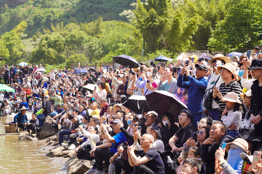 “五一”假期，江西龍虎山景區迎客流高峰。 劉志琨攝