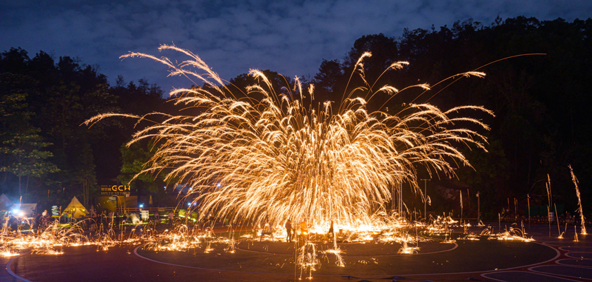 5月1日晚，贛州市章貢區馬祖岩景區舉行非遺絕技“打鐵花”表演。郭昌巍攝