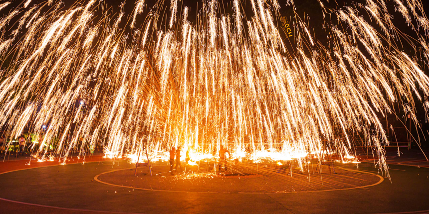 5月1日晚，贛州市章貢區馬祖岩景區舉行非遺絕技“打鐵花”表演。郭昌巍攝