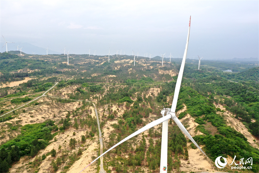 鄱陽湖畔筆架山上風力發電機組的葉片正迎著湖風運轉。 人民網記者 時雨攝