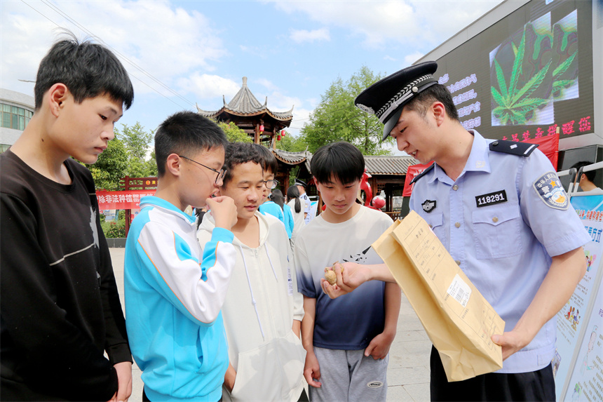 民警正在讲解相关禁毒法律常识。