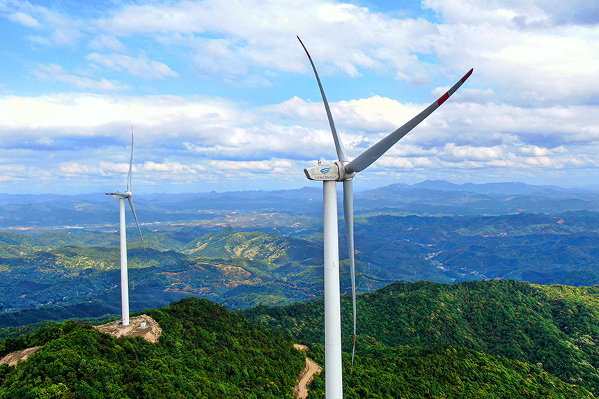 一座座雲台山風力發電機矗立在群山之中，蔚為壯觀。詹繼成攝