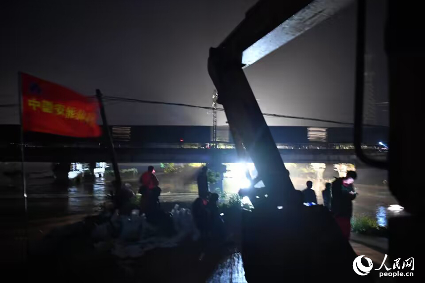 中國安能二局南昌分公司緊急馳援，出動設備和人員抵達潰口處。 人民網記者 時雨攝