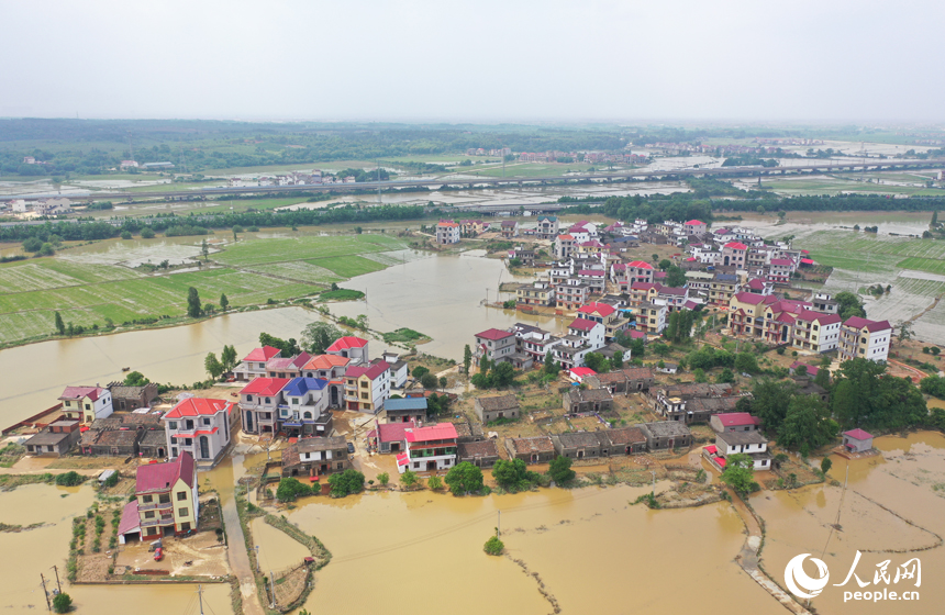 江西豐城清豐堤潰口水位正持續下降 。 人民網記者 時雨攝