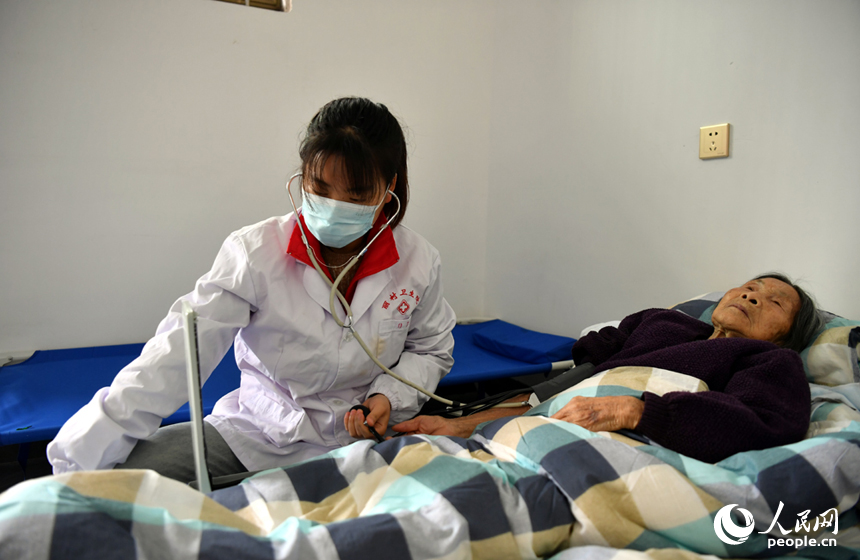 在臨時安置點，醫護人員為一位92歲的受災村民測量血壓。 人民網記者 時雨攝