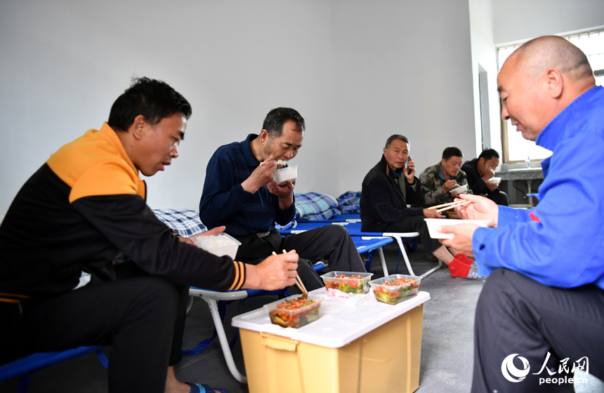 在臨時安置點，村民正在吃午餐。 人民網記者 時雨攝