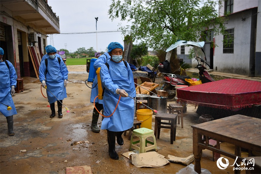 退水后，防疫人員正在消殺。 人民網記者 時雨攝