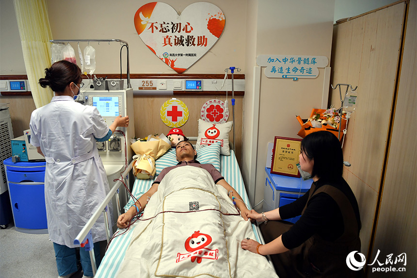 劉某正躺在採集床上捐獻造血干細胞。 人民網記者 時雨攝