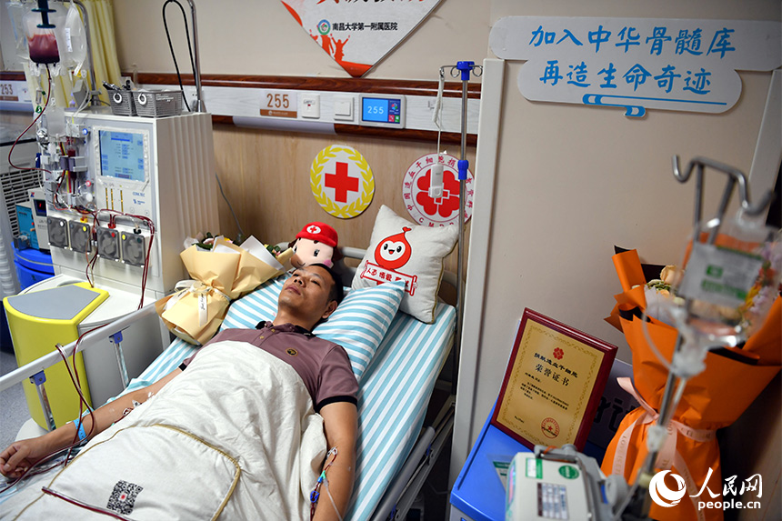 劉某正躺在採集床上捐獻造血干細胞。 人民網記者 時雨攝