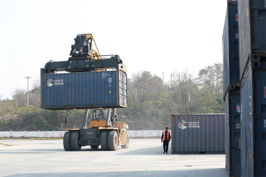 瑞金國際陸港內，正在進行集裝箱吊裝作業。鄒陽攝