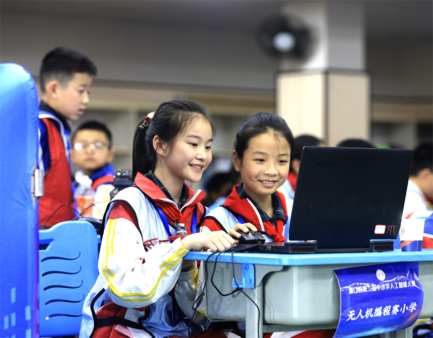 學生正在參加青少年人工智能及機器人大賽。吳江攝