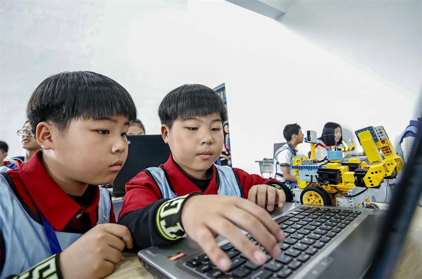 學生正在參加青少年人工智能及機器人大賽。吳江攝