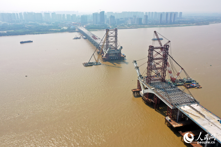 復興大橋橫跨贛江，連接起紅谷灘區和南昌縣兩大區域。 人民網記者 時雨攝