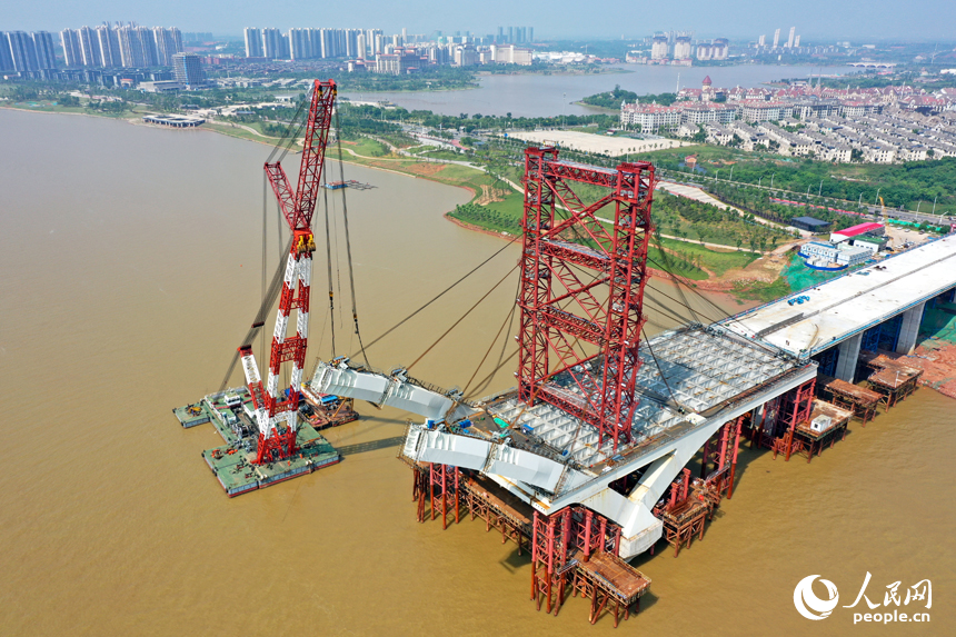 复兴大桥旁的江面上600吨的浮吊正在安装拱肋。 人民网记者 时雨摄