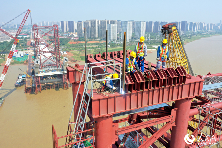 复兴大桥85米高的扣塔上，工人们正在焊接作业。 人民网记者 时雨摄