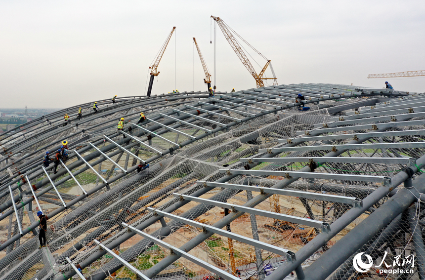工人們正在南昌東站金屬屋面上方施工。 人民網記者 時雨攝